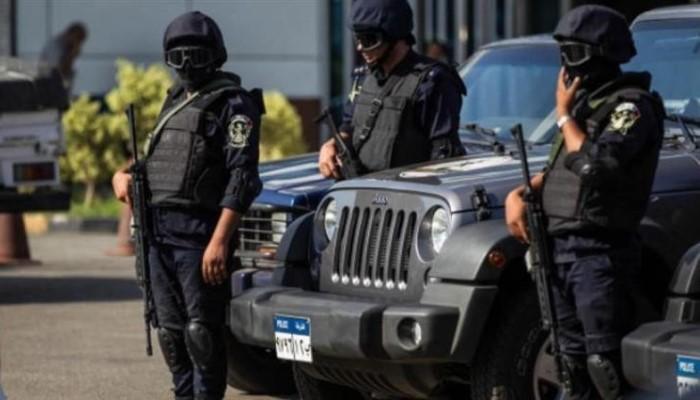 مصدر أمني: فيديو شرطي الطريق السريع قديم.. وتم فصله من الخدمة